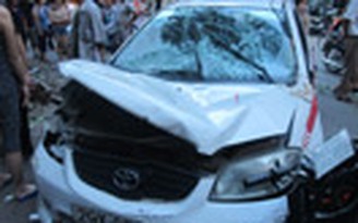 Xe ôm "lái thử" taxi gây tai nạn liên hoàn